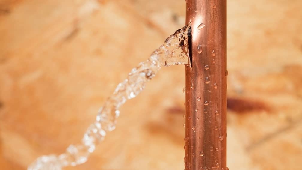 Copper pipe leaking water droplets